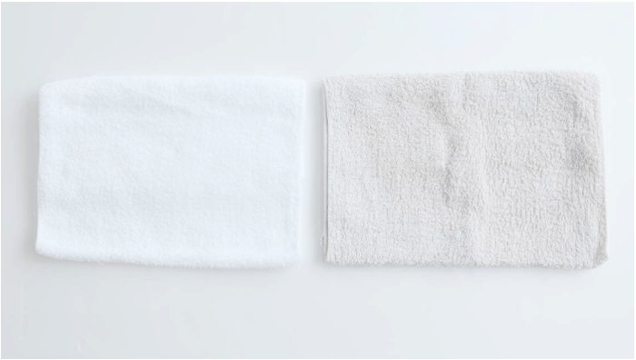 新品(左)と比べ、黒ずんできたタオル(右)