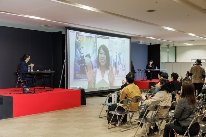 会場の様子(左:和田 丈嗣 氏、右:渡辺 歩 氏、スクリーンにオンラインで繋がった岡田 麻衣子 氏 )