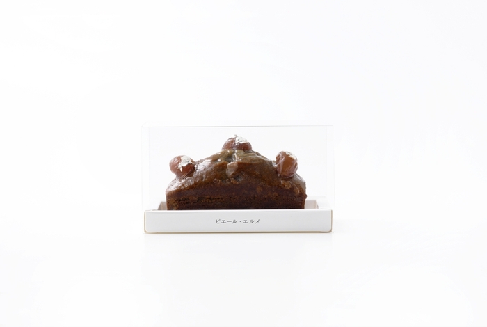 ホワイトデー限定商品:「黒ゴマのパウンドケーキ 」 1,944円 (香ばしい黒ゴマを練り込んだ、しっとりとした口当たりのケーキ。仕上げに栗と銀箔をのせました)