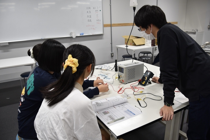 LEDが光る時の電圧を調べる