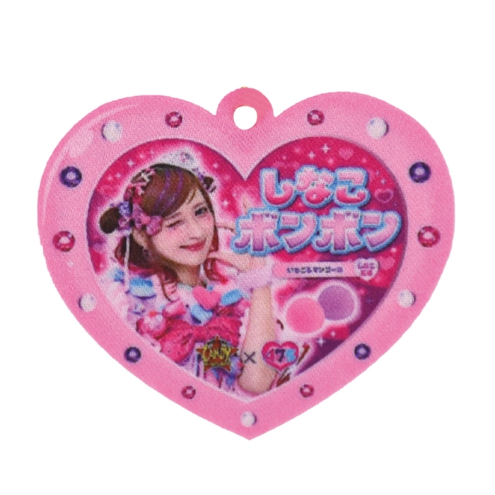 付属するしなこボンボンのデザインをあしらったサテン地のチャーム