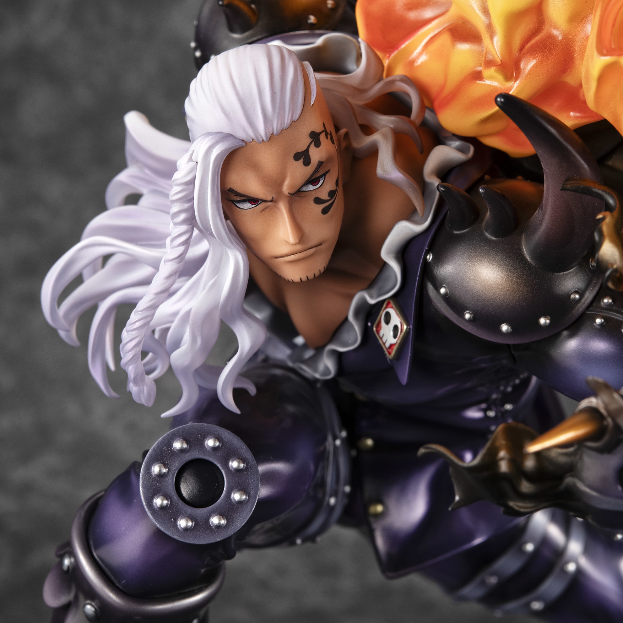 ワンピース」より、百獣海賊団 大看板 “火災のキング”を 迫力の約32cm