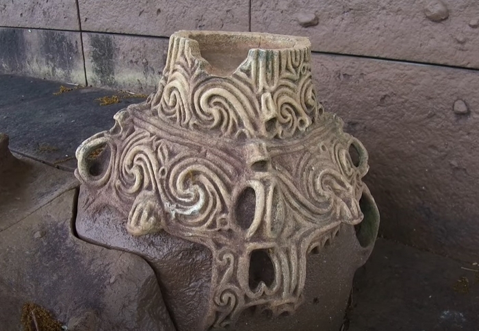 実際に出土した国宝・火焔型土器の姿