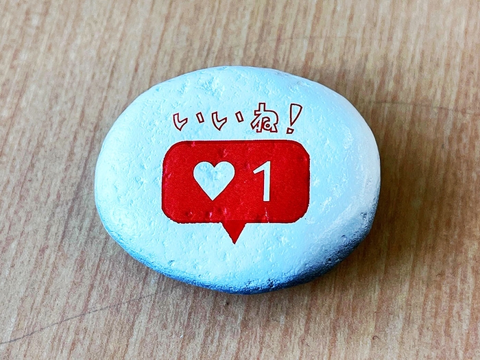 試作1:スプレーで下地をつくり、ステンシルのように着色