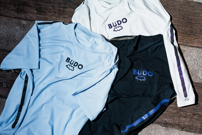 協賛商品イメージ❶特許技術「カラー再帰性反射材」を使用したライン<day&NIGHT>シリーズ(ボックス型フレンチスリーブとショートスリーブ)