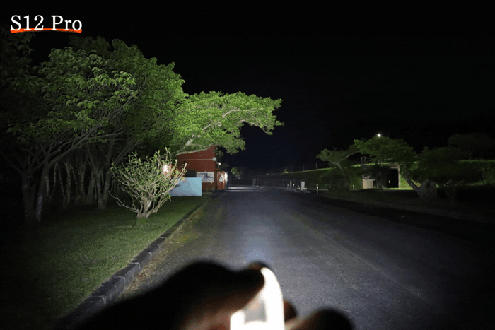 周囲を一瞬で照らします。