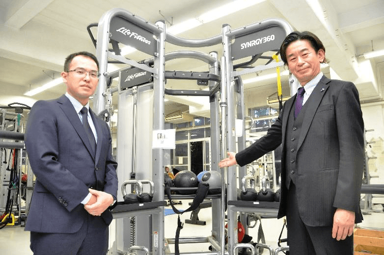 ▲寄贈されたフィットネスマシン<SYNRGY360> 横浜国立大学マスティフスクラブ 代表理事/横川様、FFJ AFJ-Project本部長/松沢