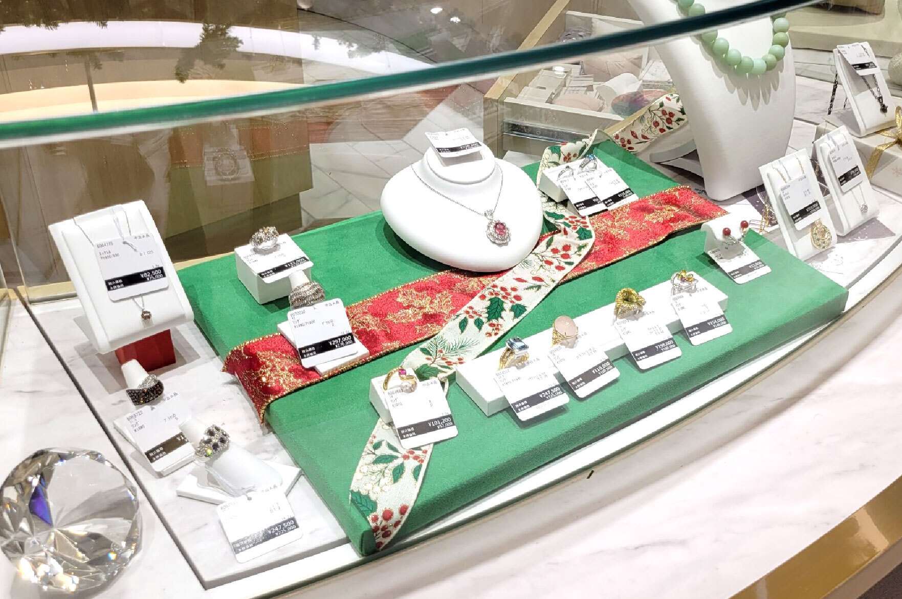 ジュエリー&バッグフロア:ショーケース内も敷板やリボンでクリスマスムードを演出