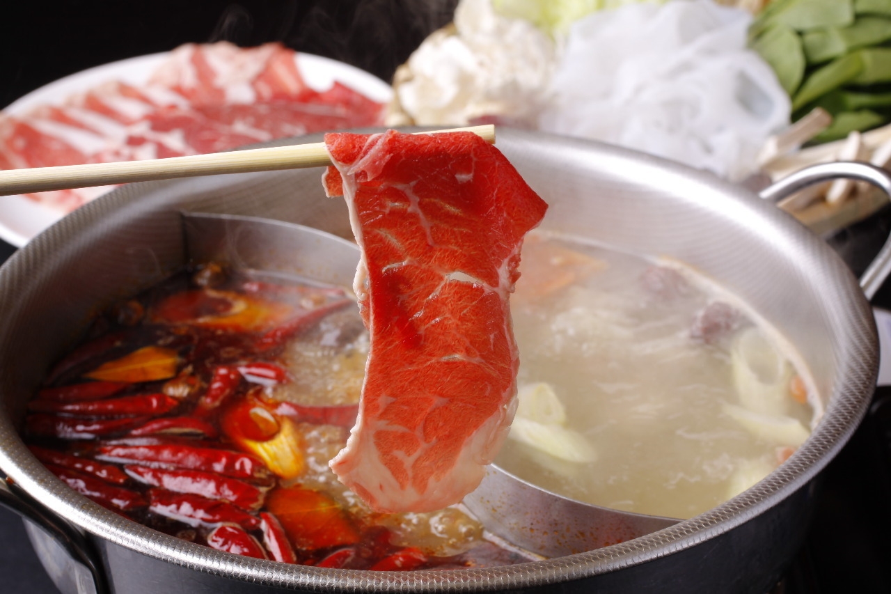 鍋がじゅ~っと唸る演出の火鍋