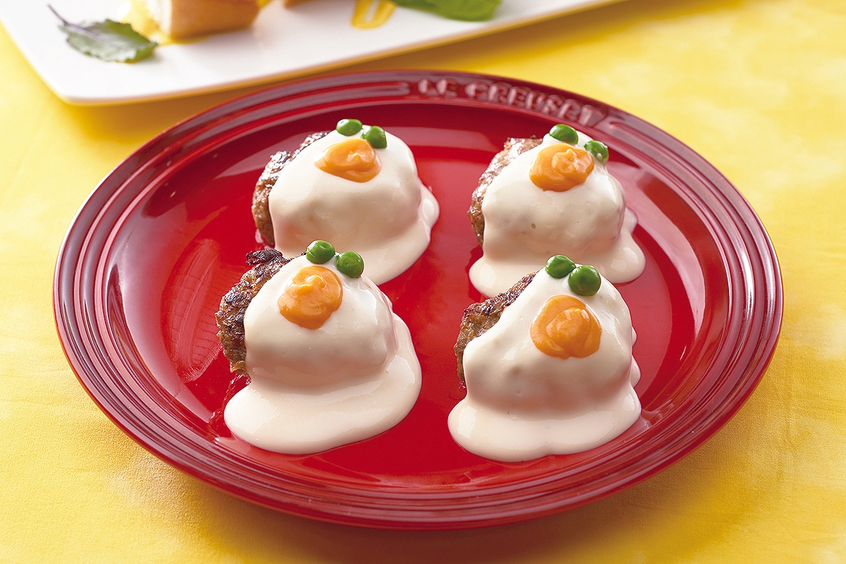 イースターハンバーグ ~ホワイトソースとチーズソース~