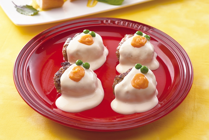 イースターハンバーグ ~ホワイトソースとチーズソース~