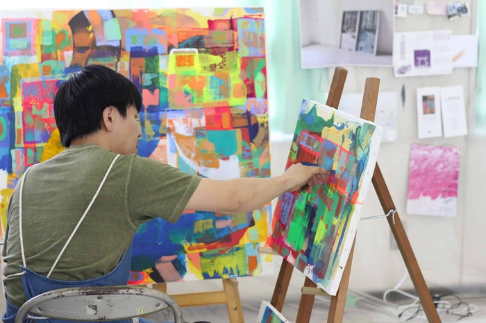 客室用の作品を制作する様子