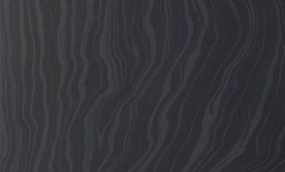 緑や黄色の染料が、黒い革にのると青い縞模様になります。