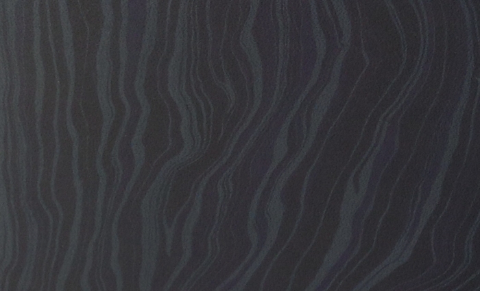 緑や黄色の染料が、黒い革にのると青い縞模様になります。