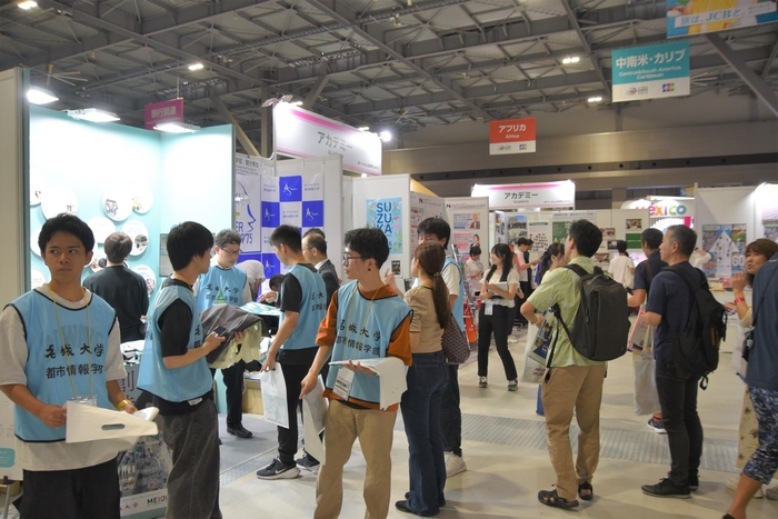 多数の来場者が入場