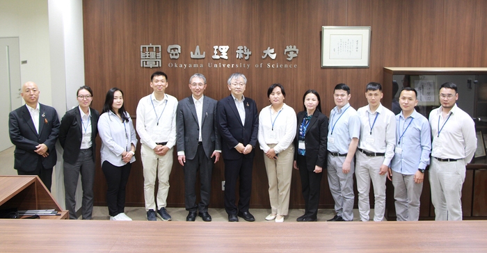 平野学長（中央）らと記念写真に納まるモンゴル研修団のメンバー