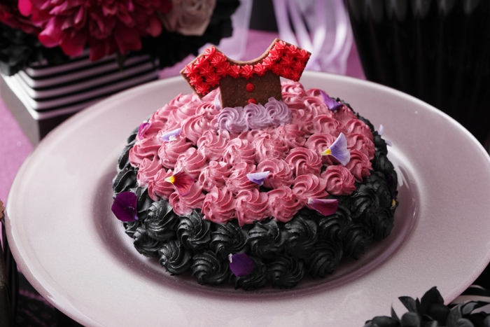 ▲魅惑のドレス~ショートケーキ~   竹炭を使い真っ黒に仕上げたスポンジケーキ。北海道産生クリームをたっぷり使 用。色のコントラストが美しい一品。