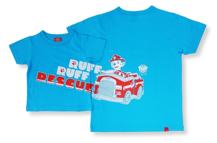 「RUFF‐RUFF RESCUE!」のタイポグラフィとファイヤートラック(消防車)を操る「マーシャル」が フロントからバックにかけてつながるデザインです。
