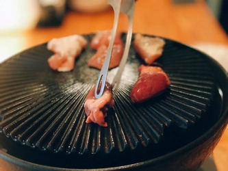 鶏料理専門店 食鶏 しまや 恵比寿、 数量限定の「熟成とり焼肉盛合せ」を11月より提供開始！ 約5日間の熟成を施した熊野地鶏を使用