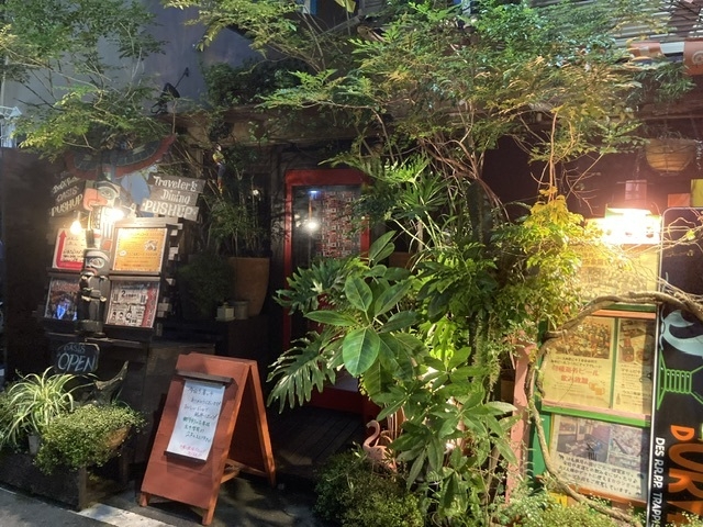 店舗の外もジャングル空間!