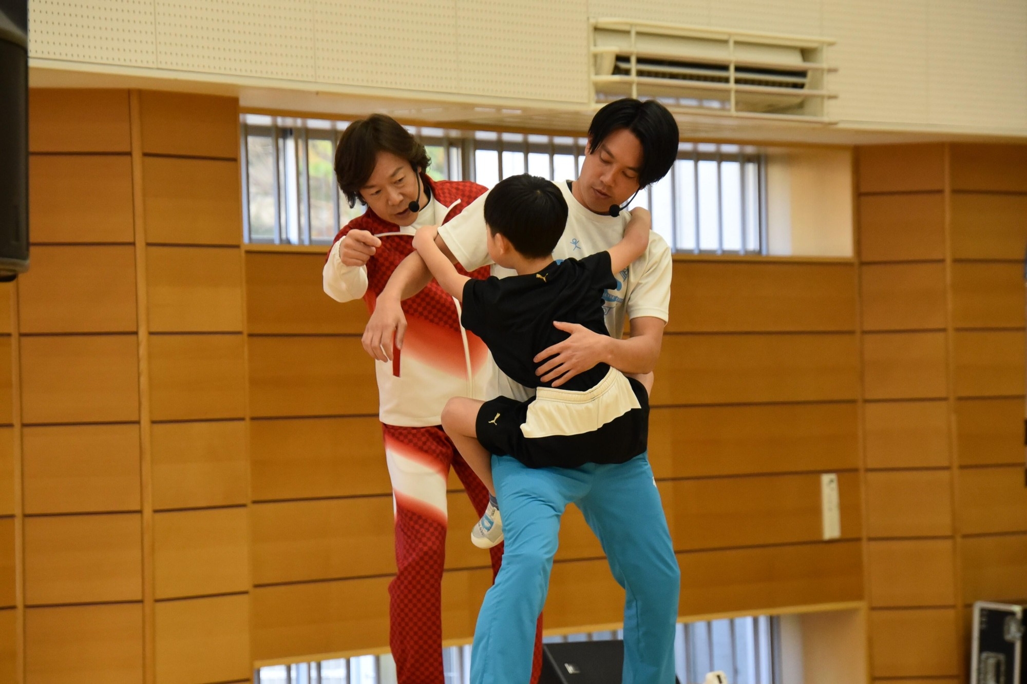 抱っこしながら体を動かす運動を紹介