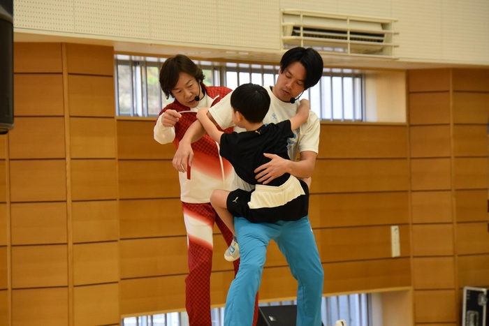 抱っこしながら体を動かす運動を紹介