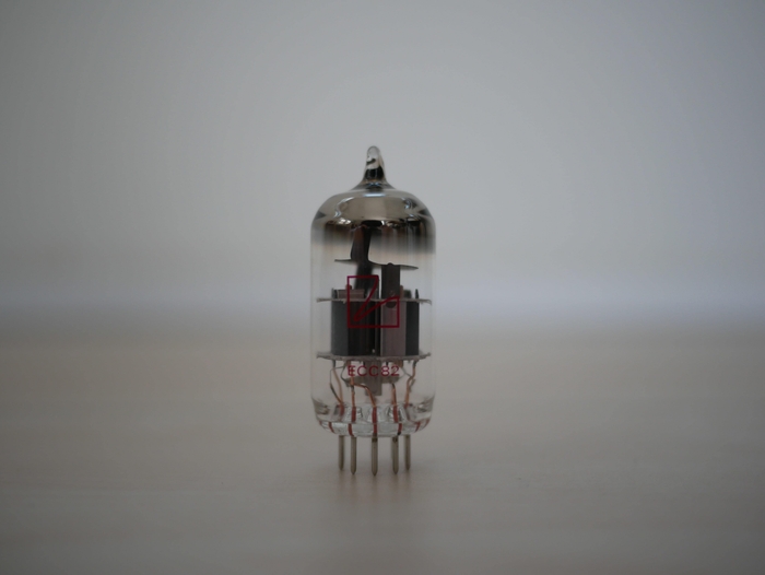 付属の真空管には、高音質を目指したJJ製の真空管 ECC82 を採用。