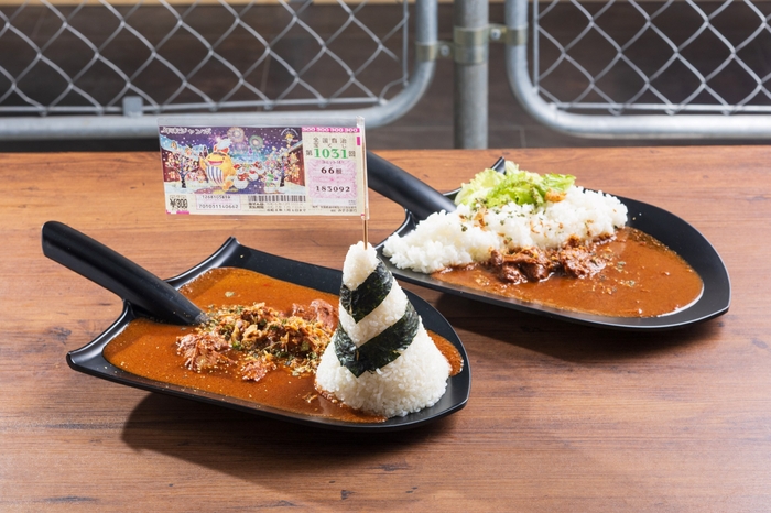 驚きのビッグサイズ！儲カレー(左手前)は通常の現場カレー(右奥)の2倍！