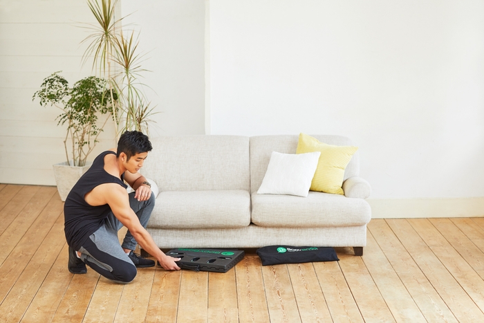 ソファーの下にすっぽり納まるサイズ「BODYBOSS」