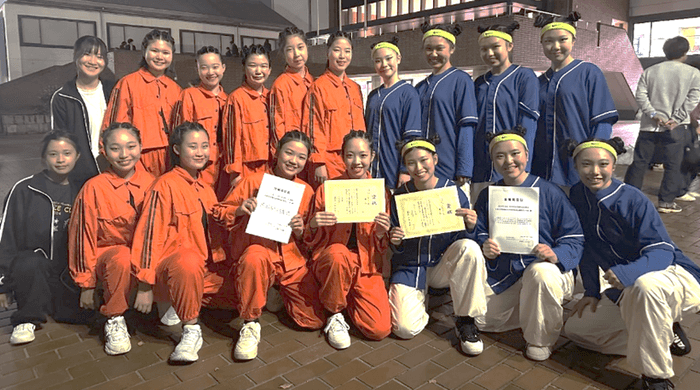 令和6年(2024年)11月のダンスドリル秋季競技大会(中国・四国大会)の様子 高校ダンス部(紺の衣装)、中学校ダンス部(オレンジ・黒の衣装)