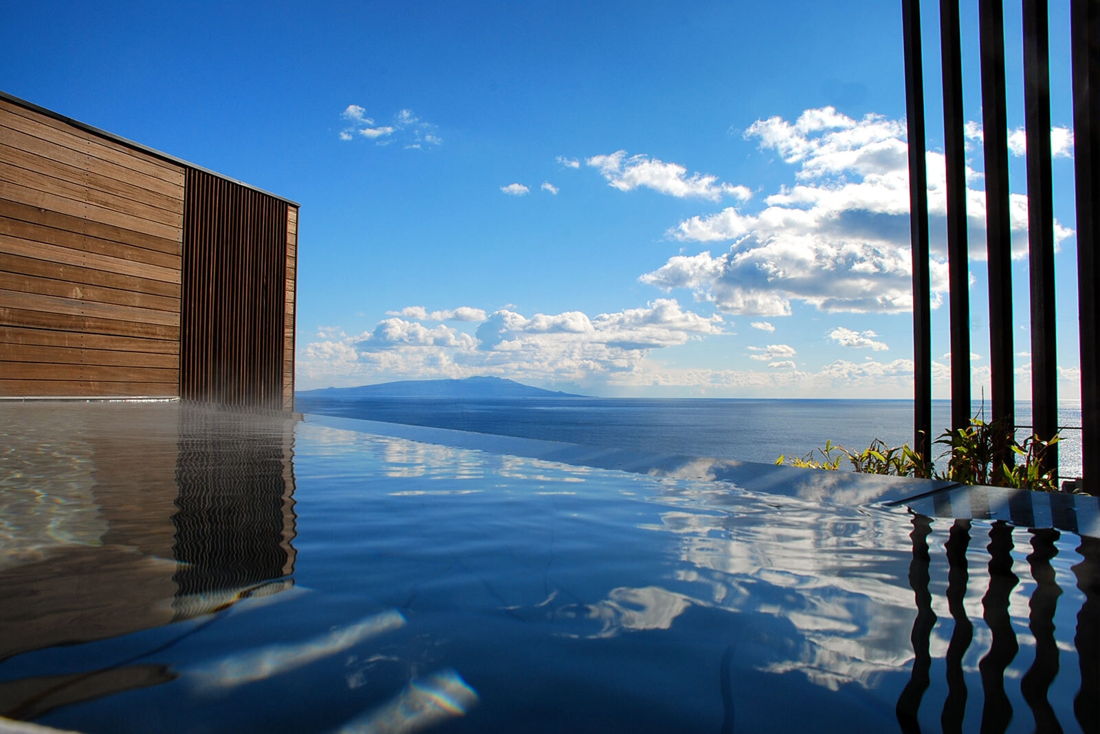 空と海と温泉の一体感!屋上の『天空露天風呂』