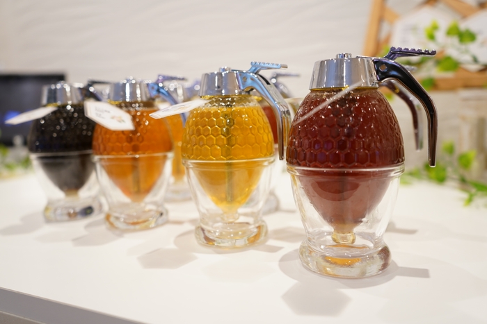 カフェのメニューはすべて、8種類の蜂蜜がかけ放題!