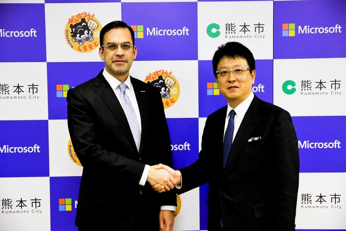 熊本市長 大西 一史(向かって右)と日本マイクロソフト 代表取締役 社長 平野 拓也(向かって左)