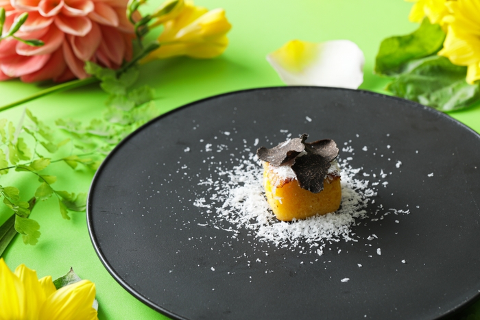 ▲濃厚な味わいが特徴の名古屋コーチン卵とバターをふんだんに使用したブリオッシュパンで、大人のフレンチトーストを創作。ペコリーノロマーノ(羊の生乳から作られるチーズ)の旨味とサマートリュフの香りと共に楽しめる。