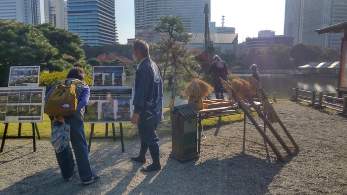 パネルを用いた説明(浜離宮恩賜庭園)