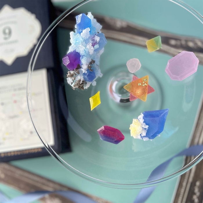 ９月の誕生石を手切りの琥珀糖で表現。表面はシャリっと、中はぷるんとした食感がおもしろい。