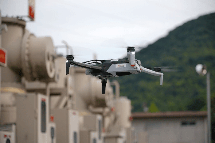 <変電所を巡視するSkydio X10>