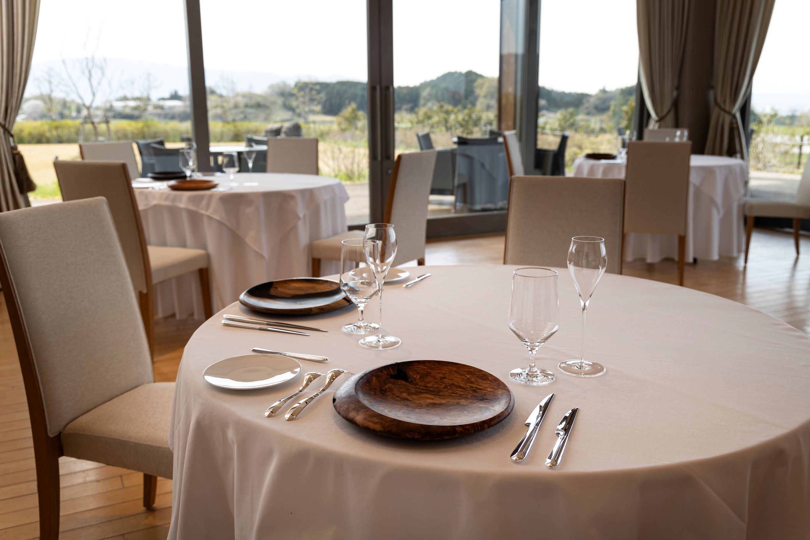 レストランダイニング風景(奈良県産木材ショープレート)