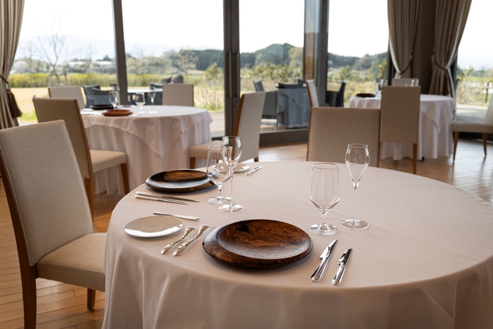 レストランダイニング風景(奈良県産木材ショープレート)