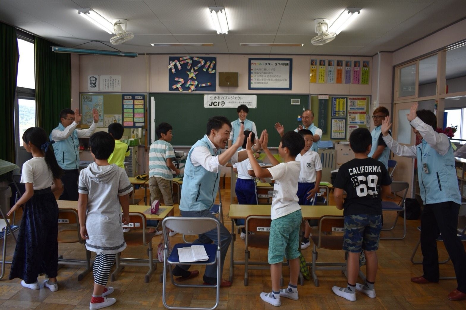 小学校での授業起業家教育、楽しい表情の子供たち!