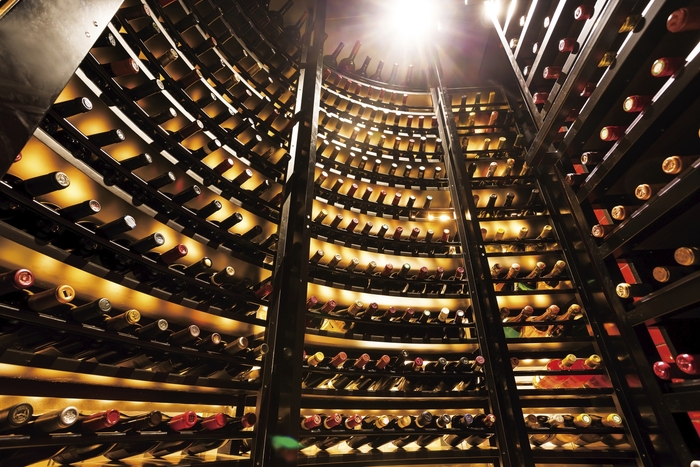 豊富な品揃えを支えるワインセラー