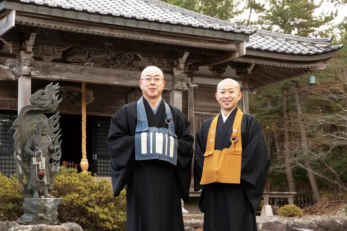 父・福蔵寺住職の菊池泰進さん(左)と、その別院・普賢院院代の雄大さん(右)