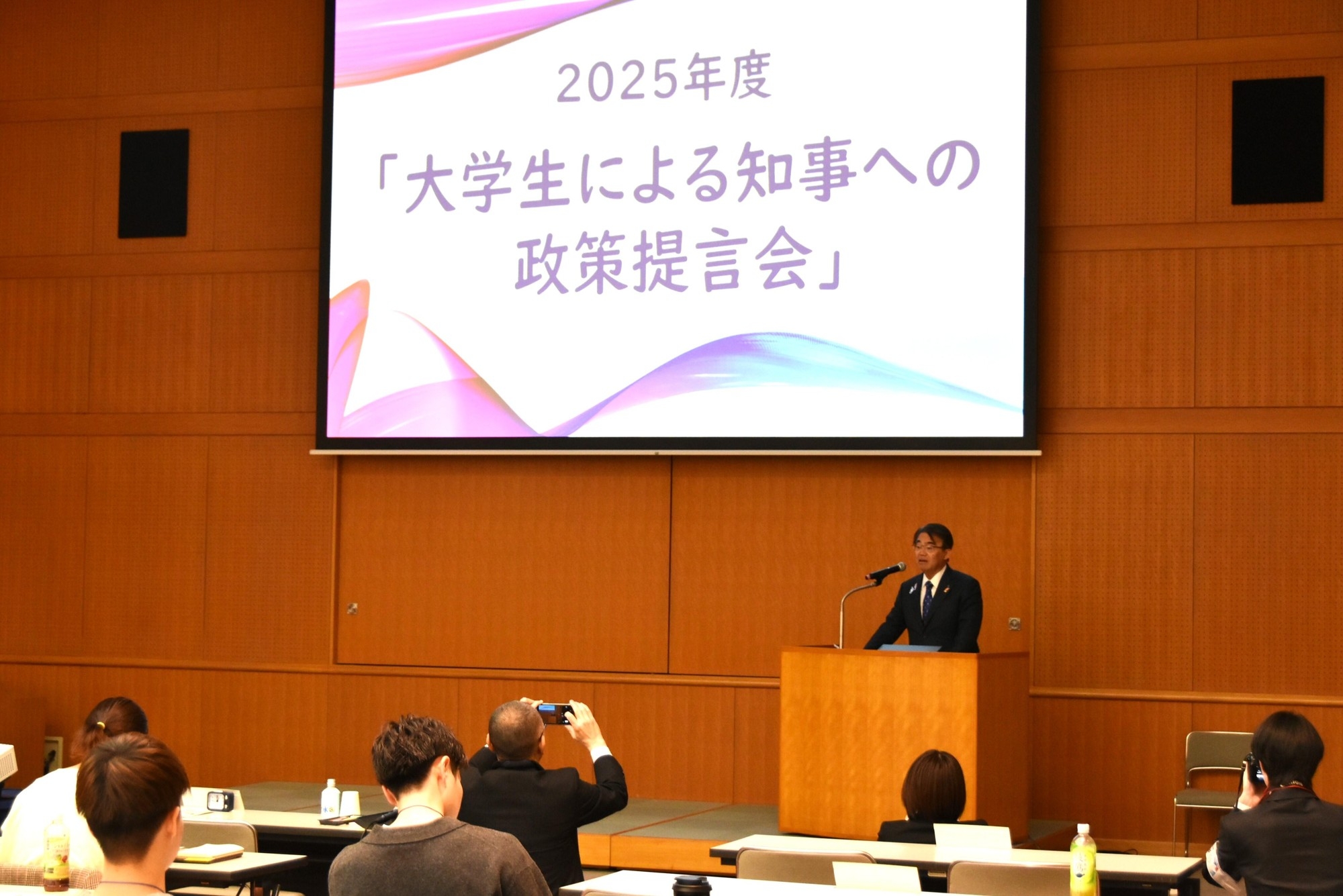 冒頭で挨拶する大村知事