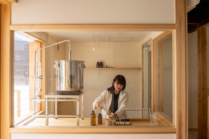 店内で蒸留する様子1