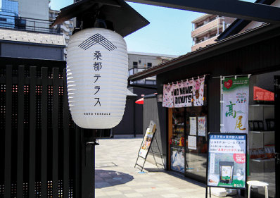 オープンは10:00(営業時間は店舗により異なる) 定休日:月曜日(祝日の場合は火曜日)