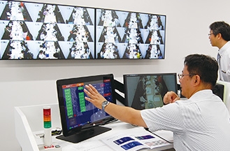 「東邦大学 薬学部 様」が少人数グループ学習向け教室“SDL室”を構築。学生の集中を妨げないモニタリングシステムで遠隔コーチングを実現!