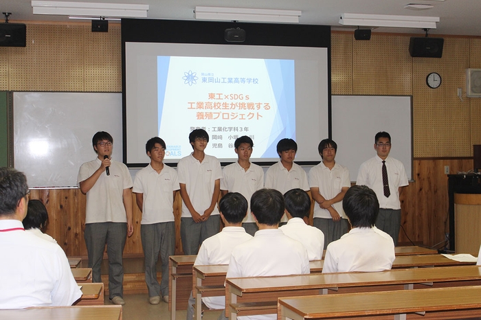 養殖プロジェクトの概要を発表する生徒たち