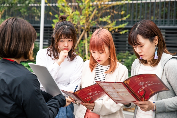 (周遊型のリアル謎解きゲームを楽しむ様子)