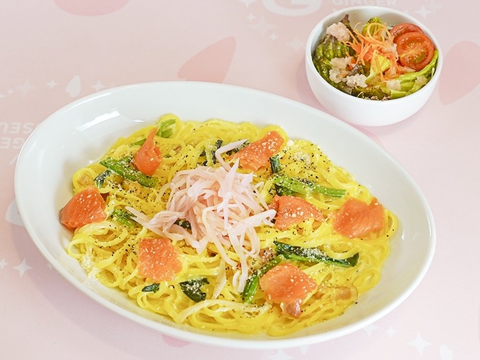 岩下の新生姜とスモークサーモンの彩りカルボナーラ(ミニサラダ付き)