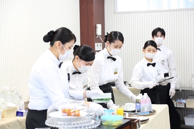 本番接客 バーカウンターは、優雅にかつ迅速に